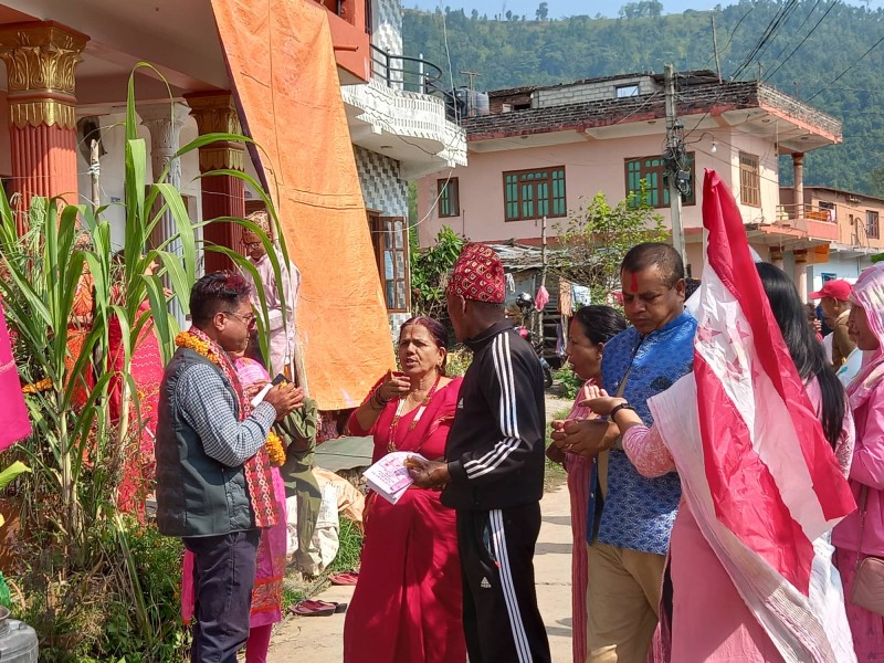 घरघर पुगेर मतदाताको आशिर्वाद लिँदै आनन्द